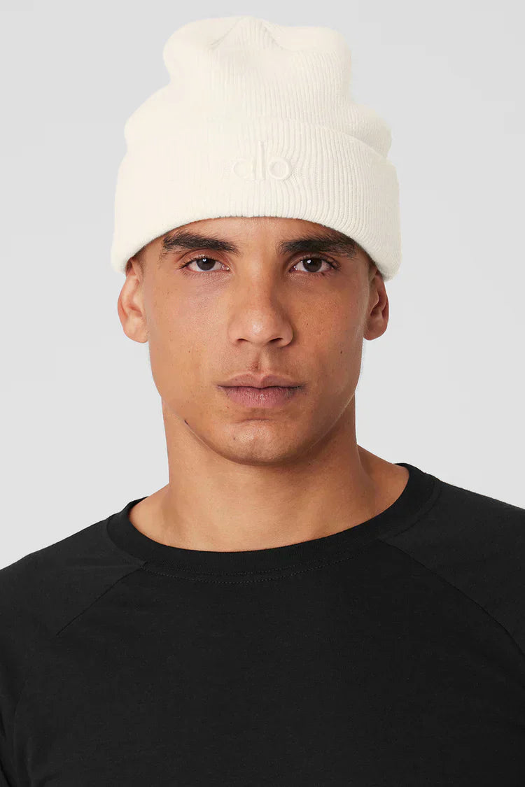 Opvallende witte muts