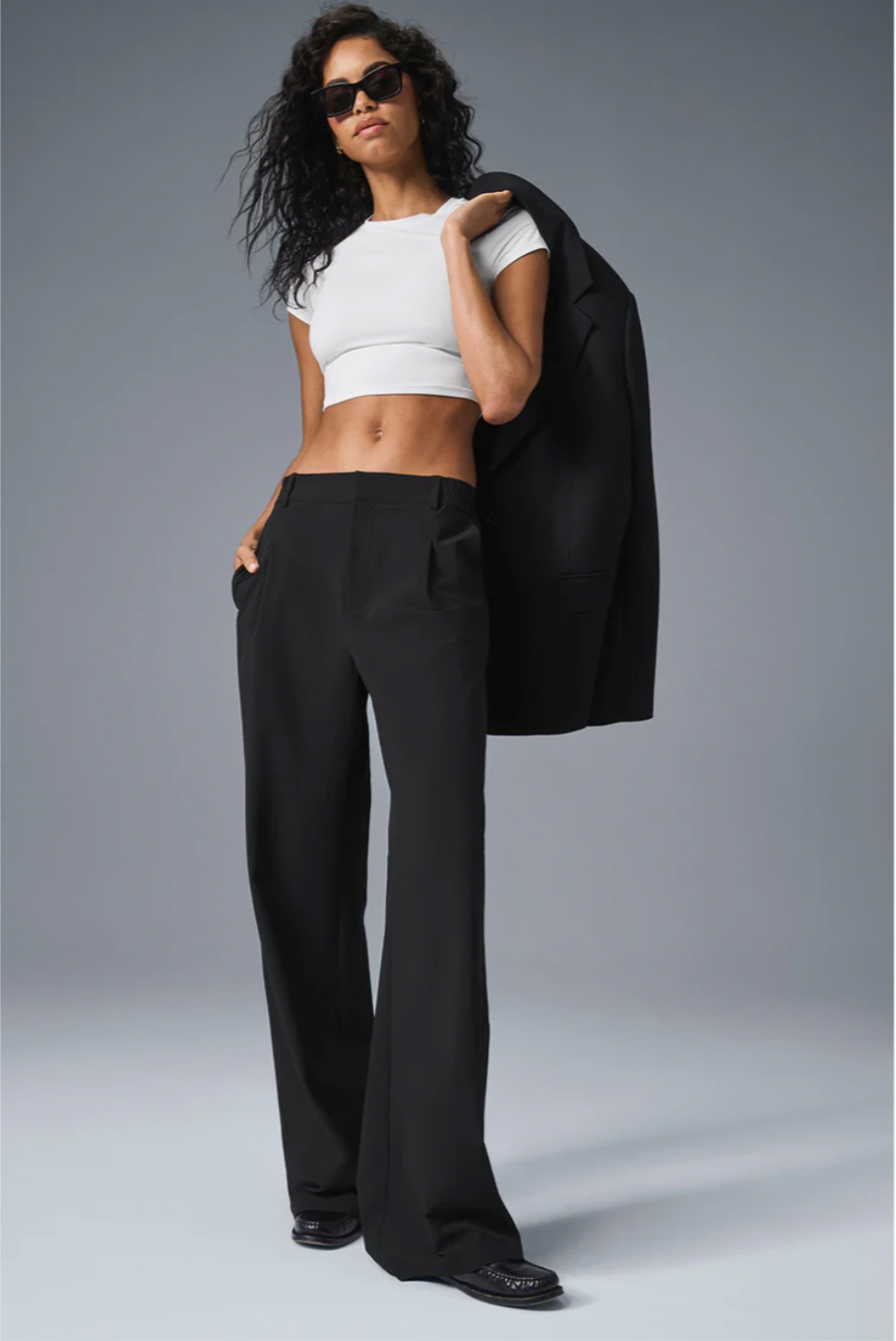 Set bestaande uit een cropped blazer van topklasse en een lange pantalon met hoge taille.