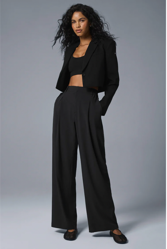 Set bestaande uit een cropped blazer van topklasse en een lange pantalon met hoge taille.