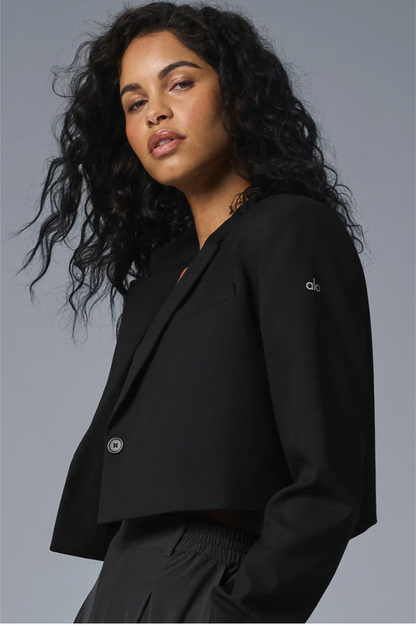 Set bestaande uit een cropped blazer van topklasse en een lange pantalon met hoge taille.