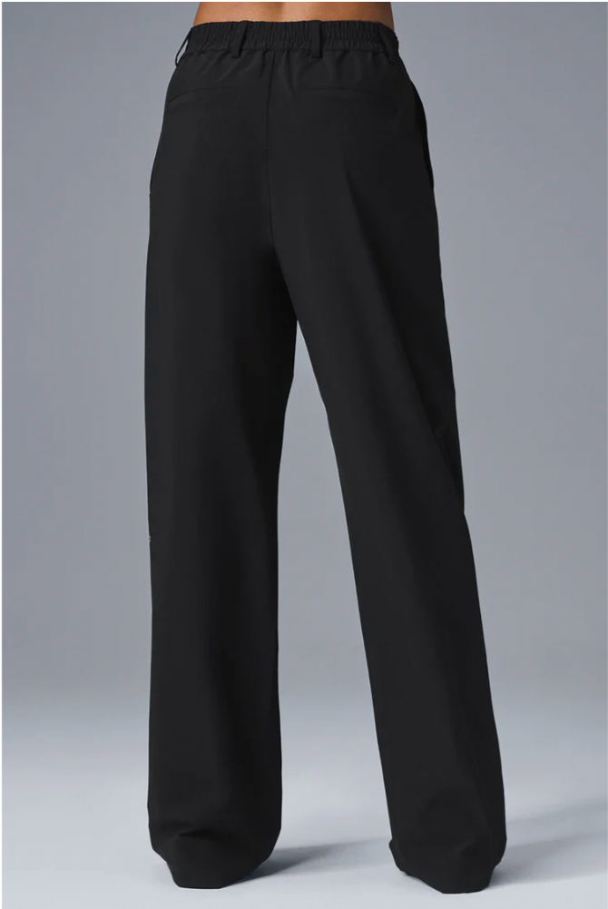Set bestaande uit een cropped blazer van topklasse en een lange pantalon met hoge taille.