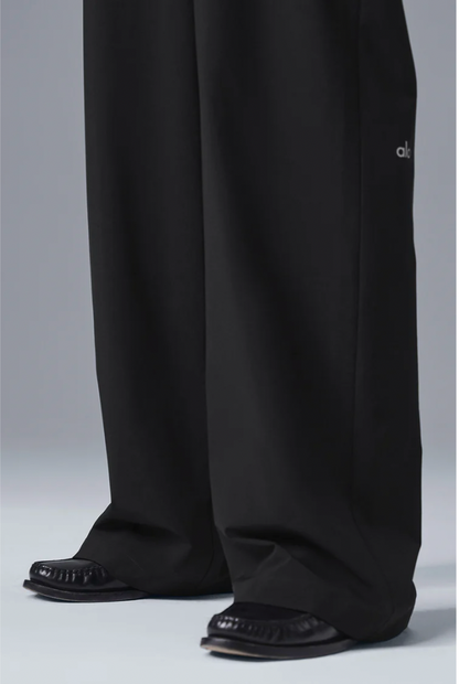 Set bestaande uit een cropped blazer van topklasse en een lange pantalon met hoge taille.